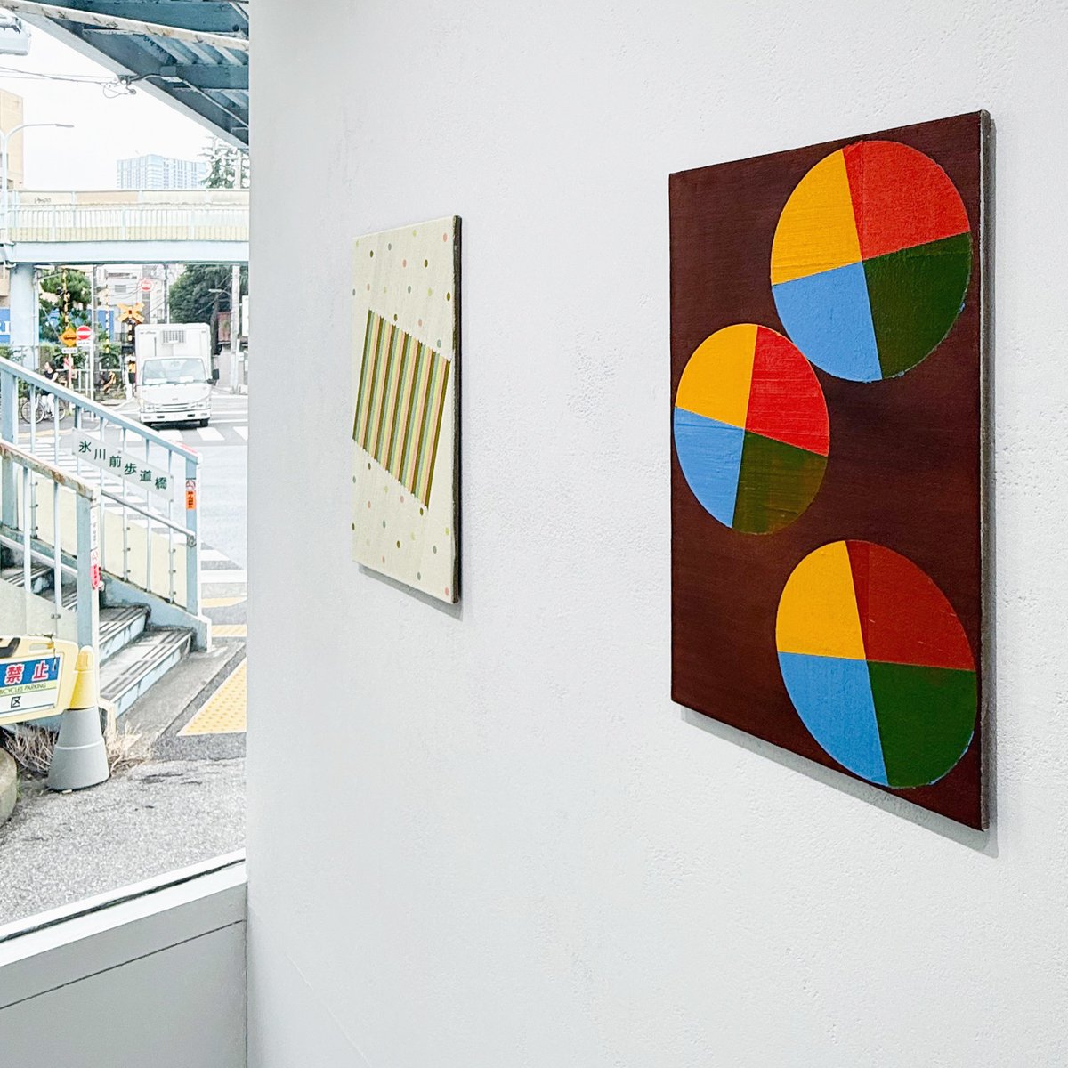 alt_medium's tweet photo. ＼ 開催中の展覧会／  
Alt_Mediumでは本日も19時まで吉田圭右 個展「フリップ」を開催しています。    

詳細は下記にてご確認ください。  https://t.co/EfxyrxV8SX

皆様のご来場をお待ちしております。 https://t.co/ft52bhCPDh