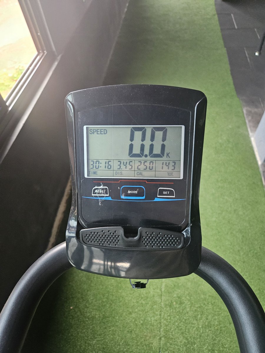 shashus007's tweet photo. Beat the snooze button, burned 250 calories, and survived Monday before 8 AM. That's enough profit for one day.😂
#Trading #Nifty #Gym #Workout #Cardio #Treadmill #Monday #Life https://t.co/3HXlSi0WPS