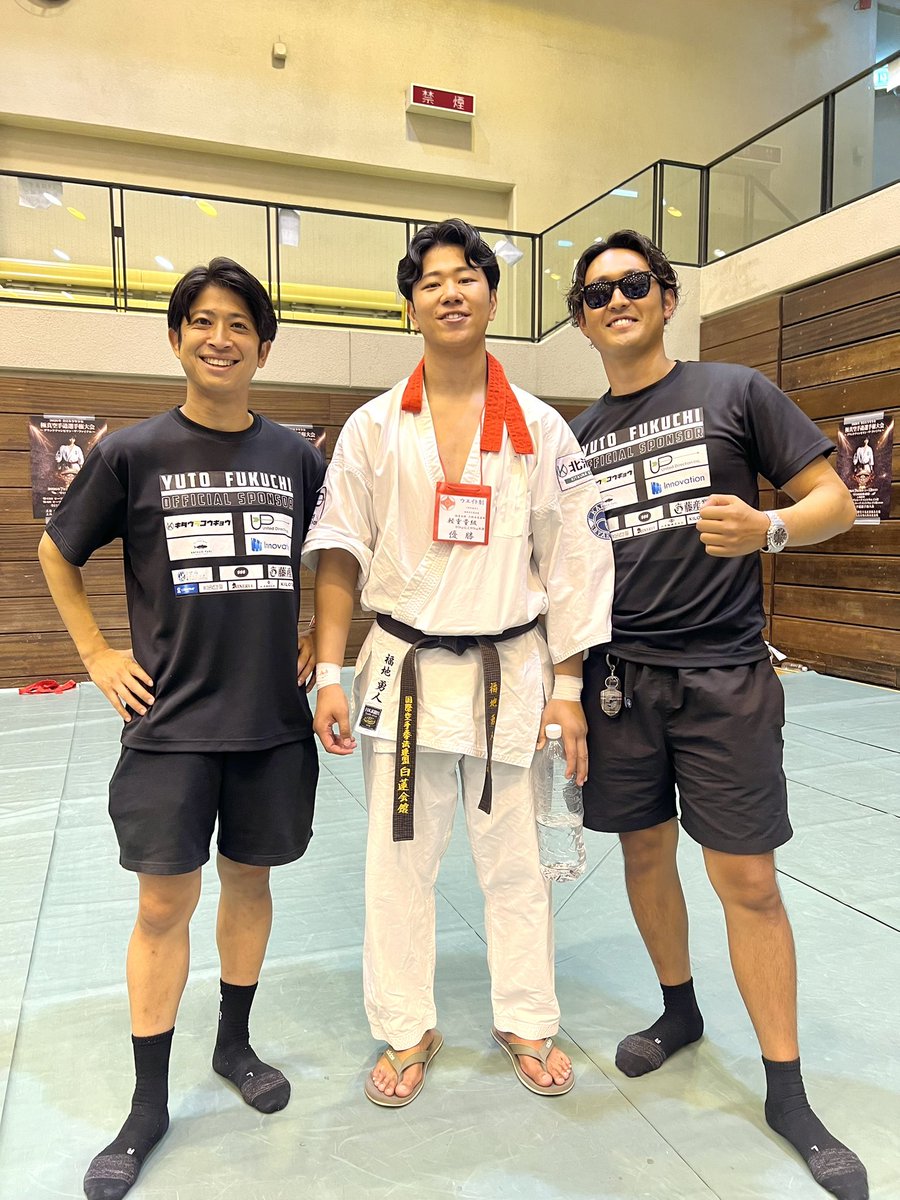 fullconkrt's tweet photo. 試合で優勝することが、どれだけ難しいか。

2位や3位は、組み合わせに左右されることもある。
でも1位だけは、全員に勝った者しかなれない。

極真全日本ウエイト制で、全試合一本勝ち。
しかも80kgで、あえて90kg以下の部に挑戦しての優勝。

この男の物語は、まだ終わらない。
この男、まだまだ強くなる。