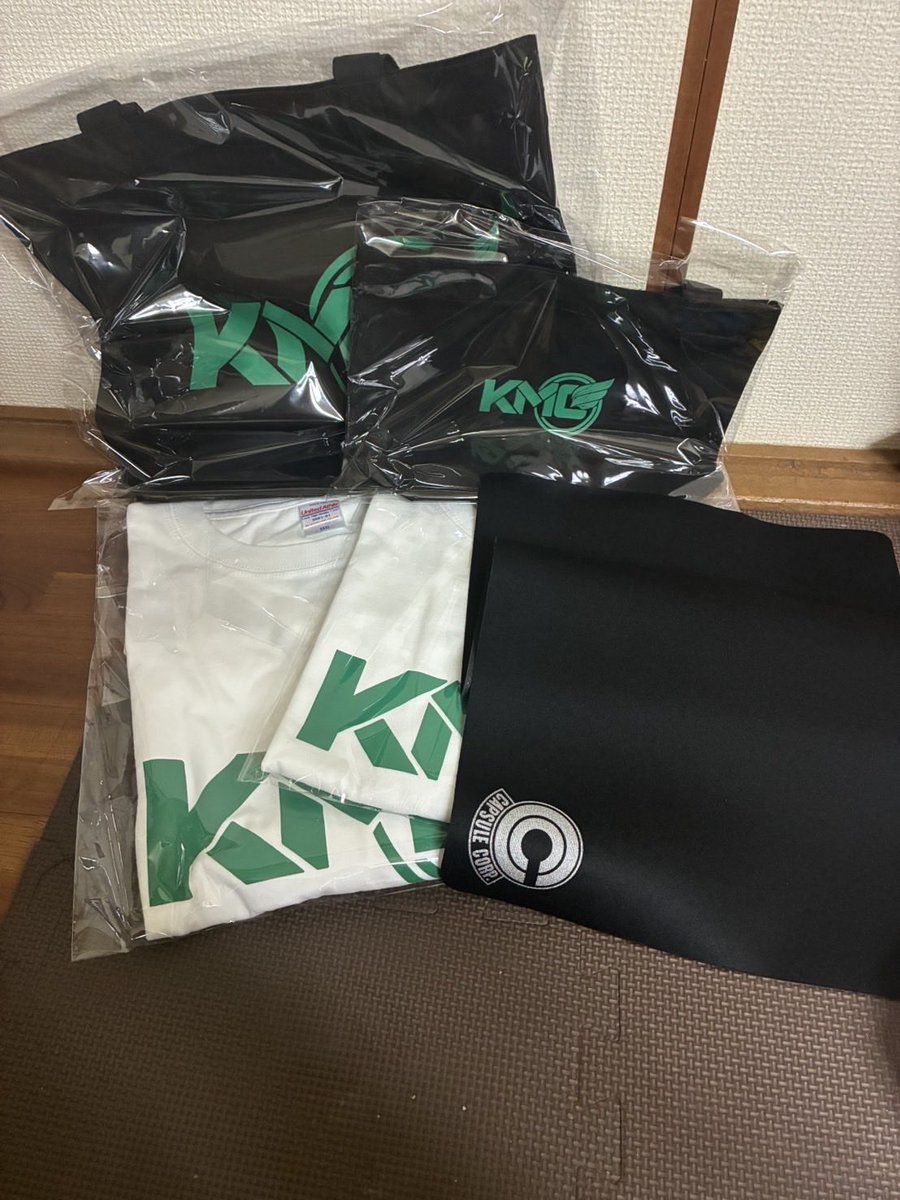 irata_1972's tweet photo. かも丸さん@ginneko62 

天ざるさん@TENZARU_DB より

かもさん新作Tシャツ＆トートバックに
カプセルコーポレーションのロゴが入ったプレイマットまで送って頂きました🤩
しかもTシャツは美人妻と二人分🥰
サイズもバッチリでヘビロテで着まくります👍
ありがとうございました❤ https://t.co/5SHPzMkujf