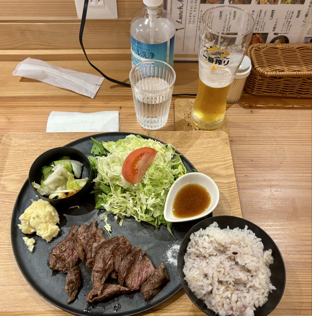 livingdead010's tweet photo. 昼は、前から行ってみたかった
近所の鉄板ステーキ屋

ステーキプレート＋🍺

🙏🏻🙏🏻🙏🏻 https://t.co/az9ed8ufnI