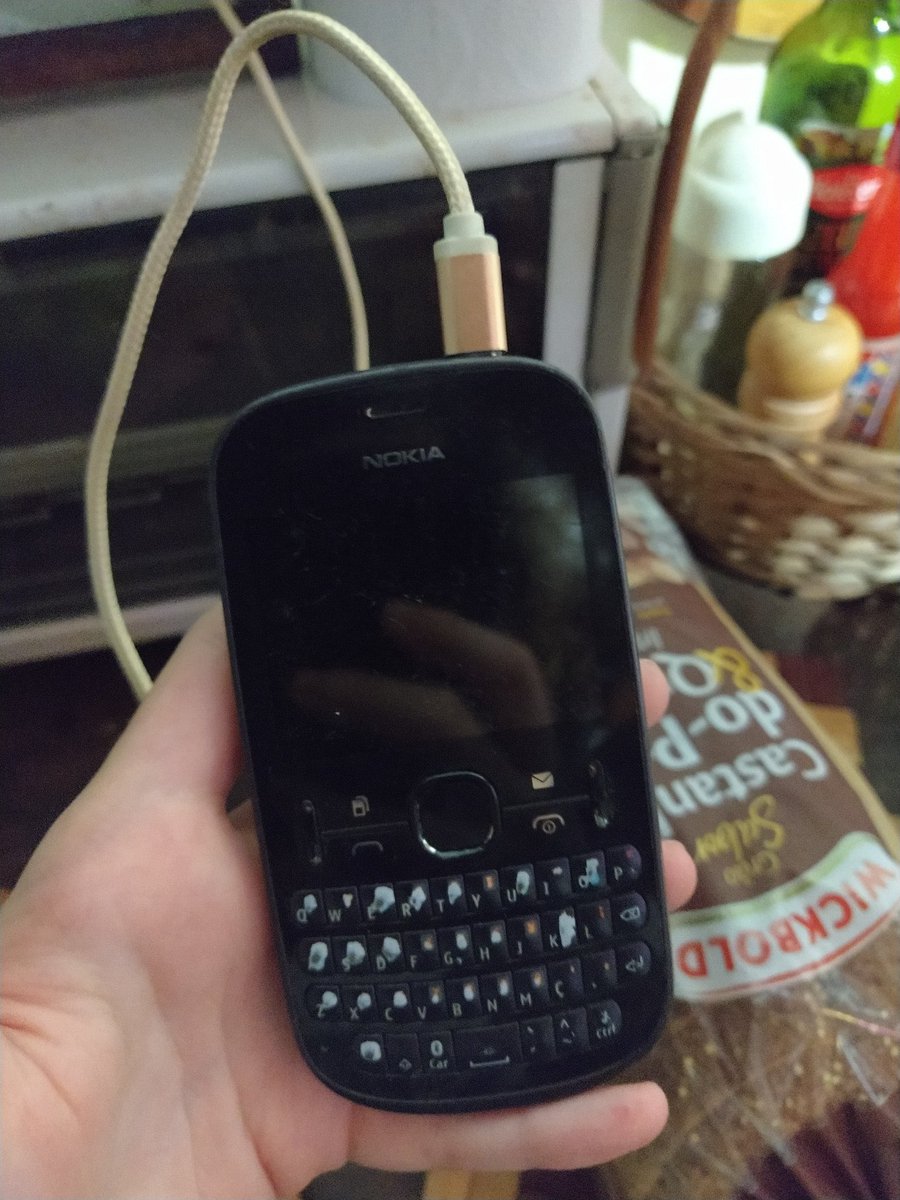 rothiertattoo's tweet photo. a câmera vs as fotos 

esse celular tinha uma câmera VGA e essas fotos são de 2013, saudades https://t.co/ROXyV9J36U