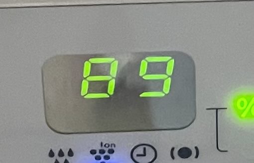 omiso503's tweet photo. 部屋の湿度が中々下がらないから(80になる)ヤバいって話したら窓開けたら下がんじゃねって言われて開けたらコレﾚ('ω' )ﾍ=͟͟͞͞
あがっとる🤣曇りはダメか☁️𐤔𐤔𐤔
月曜日もぼちぼち頑張りやしょ💪🔥 https://t.co/u73yf9SVZp