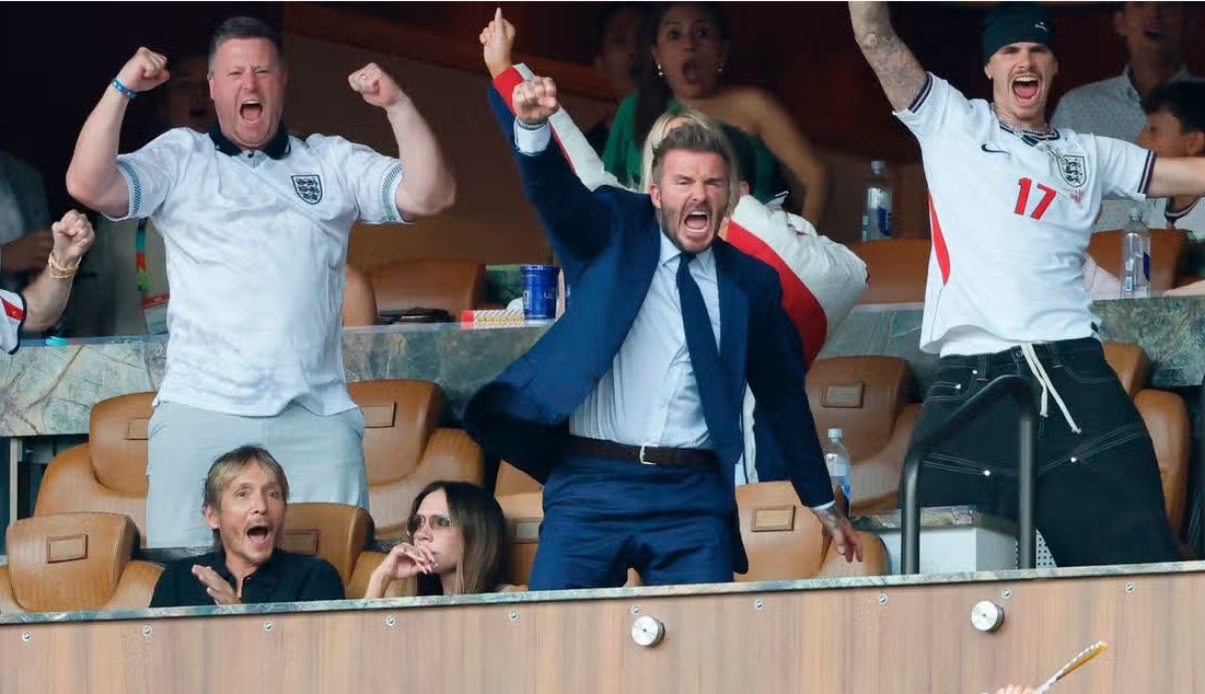 elsonnyboy's tweet photo. Esta foto del gol de Inglaterra hace que Victoria Beckham me caiga 10 veces peor que antes.
Debe ser tremendo saco de plomo la man. https://t.co/Glpa0lmSyu
