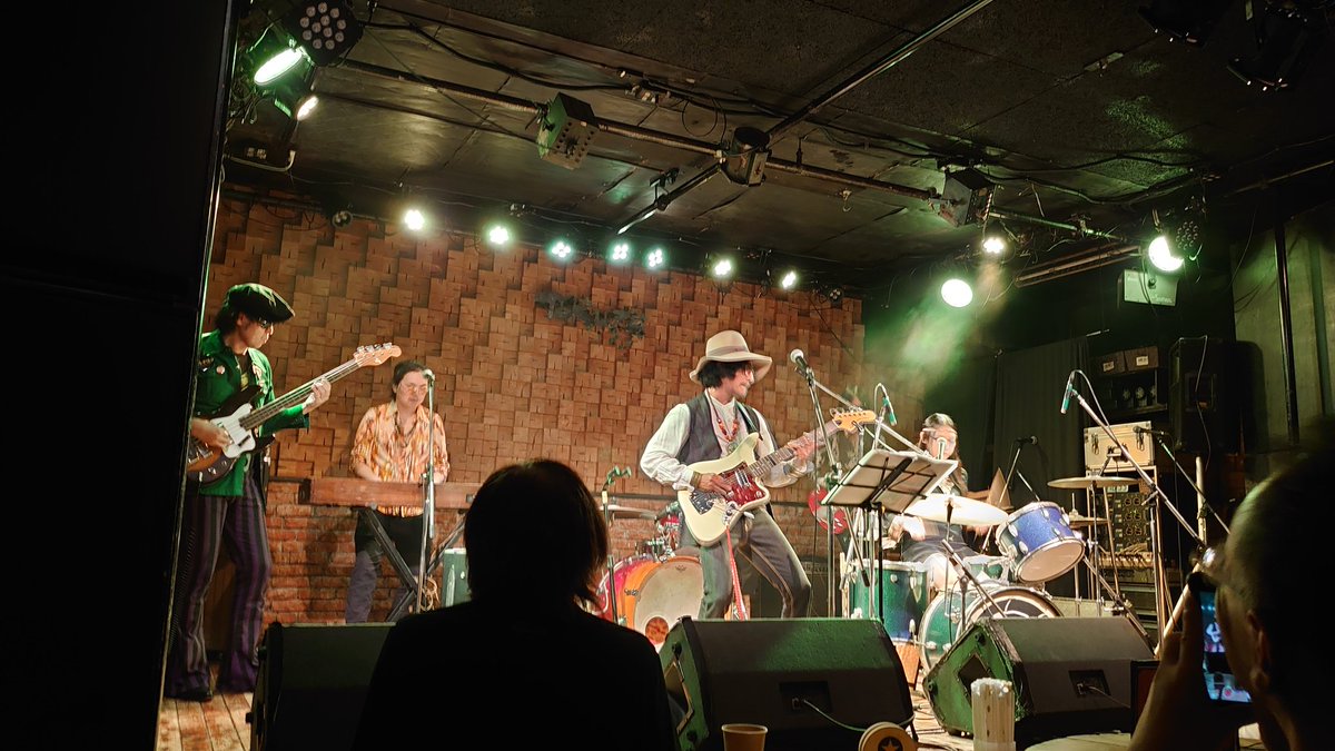 samurai8beat028's tweet photo. 7/11(土）今池得三
『エミとゲル』のギタリストNOAHくんの名古屋ラストライブ🎸
NOAHくんお疲れ様でした💐💐
今年初のエミゲルのライブ、最初から最後まで70年代の世界観を楽しませて頂きました!! https://t.co/iYHYUb8TpM