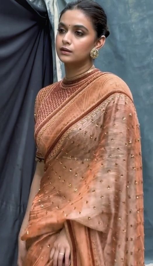 Itsme797123's tweet photo. #keerthysuresh - kundiyar for a reason..  Nalla kundi thooki kaatra.. but that navel impression 🔥🥺..

Ommale #keerthy Olunga kaatu di andha thoppul ah https://t.co/eu7o1BlJic
