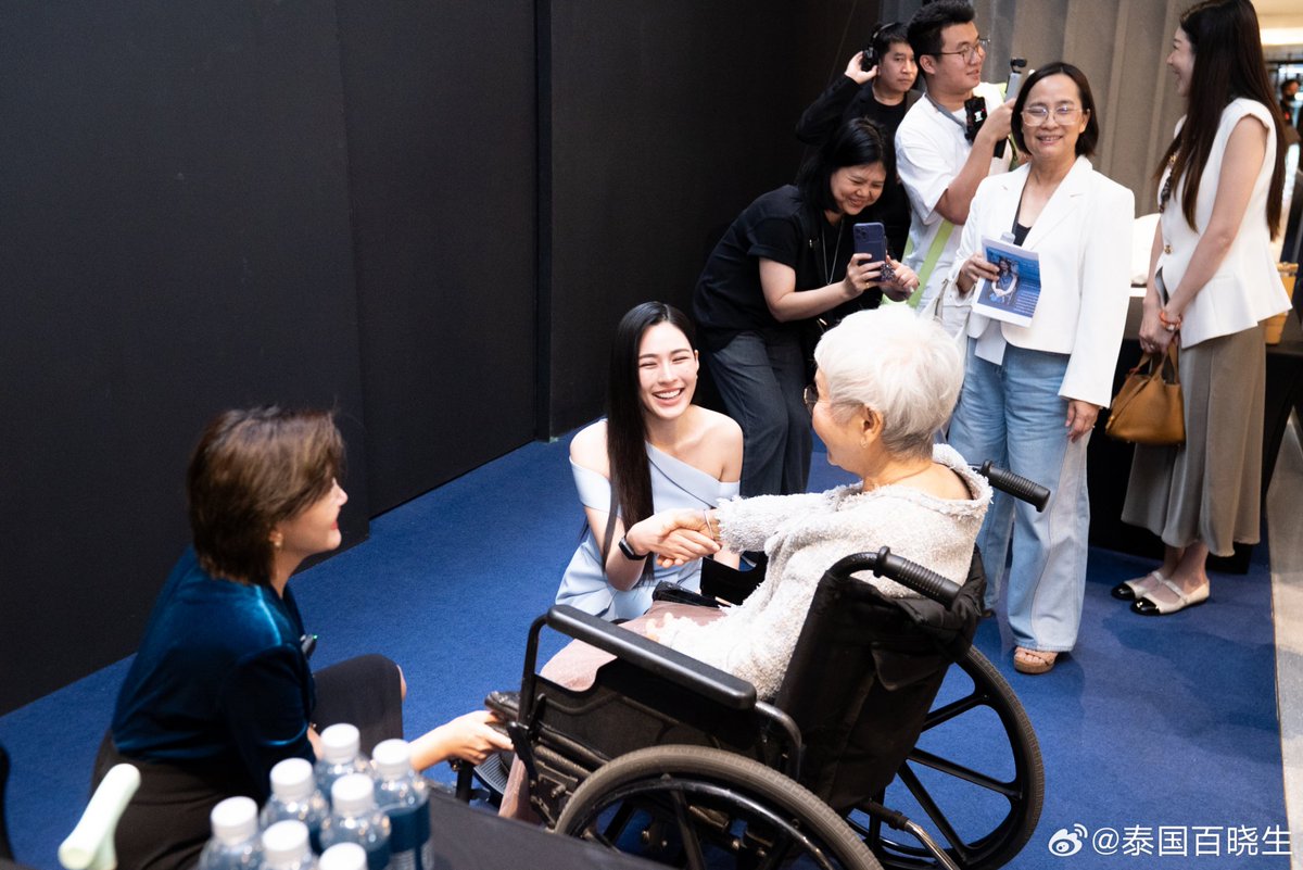 BestKwong511_CN's tweet photo. Every sincere gesture deserves to be seen, and every act of kindness deserves to be cherished. Lingling Kwong is the perfect example of that. ❤️

LINGLING 1ST PRESENTER BYD
#BYDSEALION5DMixLingLingKwong
#Linglingkwong #หลิงหลิงคอง 
@linglingsirilak https://t.co/dAYJDRyNNb