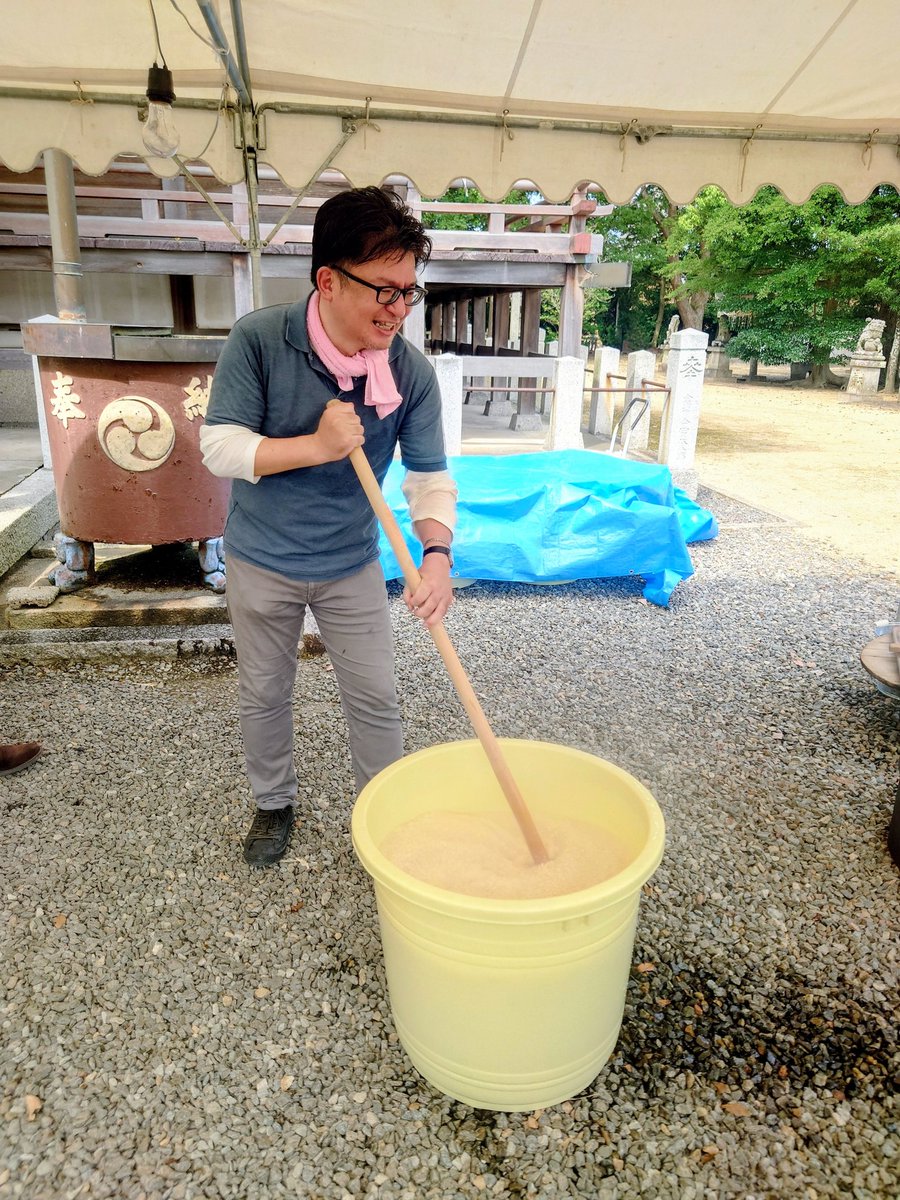 kandayasu428's tweet photo. 【地元の八幡さま】
夏季行事の準備のため朝イチから「甘酒」づくりへ。
神田だけでは心許ないので甥っ子にも参加してもらいました☺️

山北八幡さま『六月一夜酒祭』は本日17時から22時までとなっております✨️
#山北八幡神社 #六月一夜酒祭 #丸亀市 https://t.co/MzsC3Xg8XR