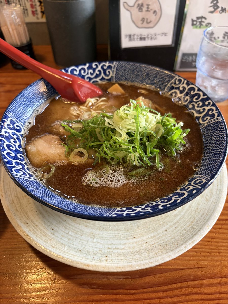 make_doggy's tweet photo. 食券の出しミスで餃子14個食べる怪物犬爆誕 https://t.co/6p3kYO08no
