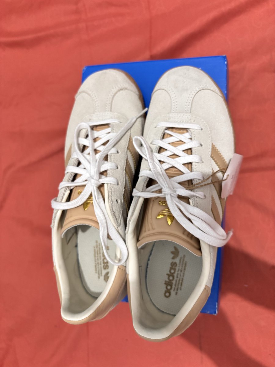 dumpyapping's tweet photo. WTS 
Adidas Gazelle J
Very good condition 100%
baru sekali pakai dan masih ada tagnya
size 37 1/3 

alasan jual: kebesaran
di harga 700k ajaa. dm for details🙌🏻🙌🏻 #preloved #zonauang https://t.co/UT1EUw76wu