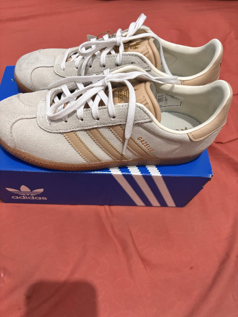 dumpyapping's tweet photo. WTS 
Adidas Gazelle J
Very good condition 100%
baru sekali pakai dan masih ada tagnya
size 37 1/3 

alasan jual: kebesaran
di harga 700k ajaa. dm for details🙌🏻🙌🏻 #preloved #zonauang https://t.co/UT1EUw76wu