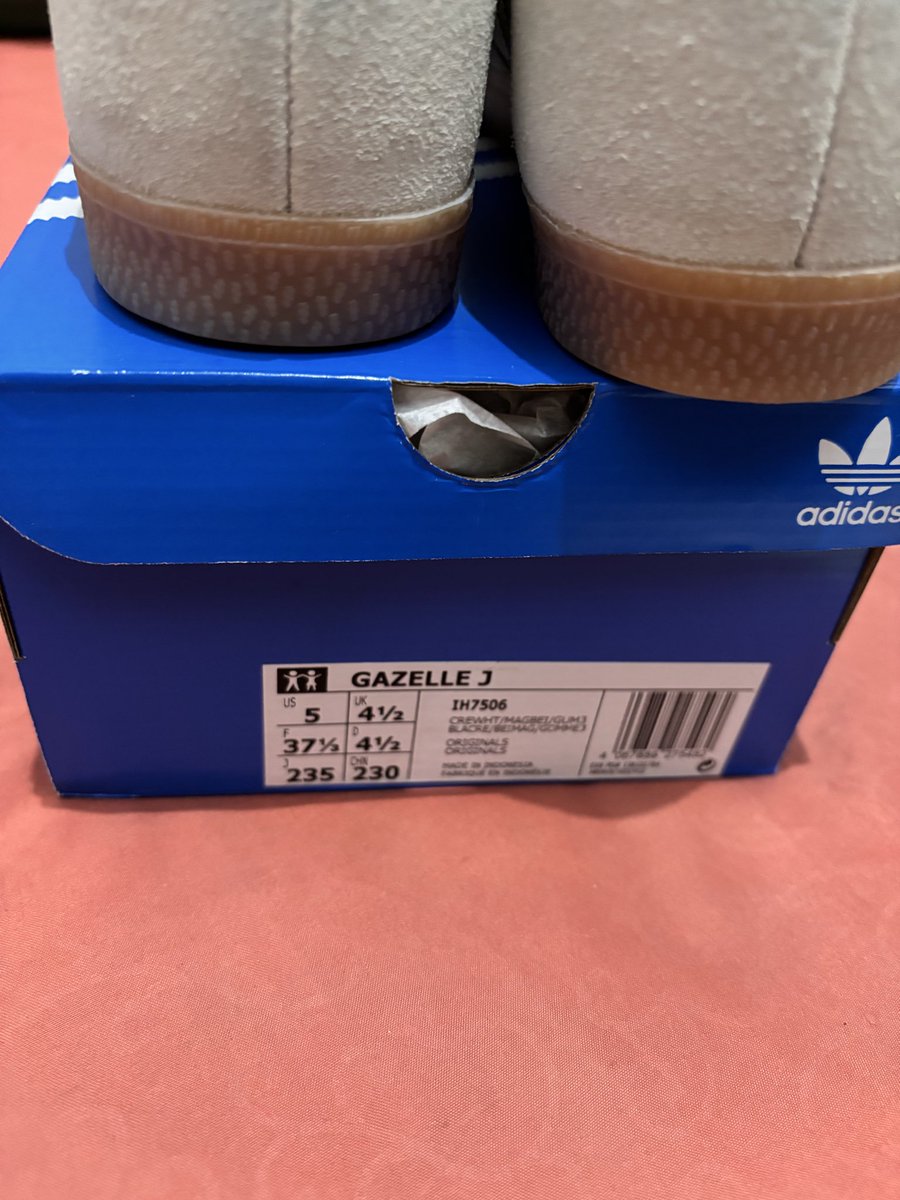 dumpyapping's tweet photo. WTS 
Adidas Gazelle J
Very good condition 100%
baru sekali pakai dan masih ada tagnya
size 37 1/3 

alasan jual: kebesaran
di harga 700k ajaa. dm for details🙌🏻🙌🏻 #preloved #zonauang https://t.co/UT1EUw76wu