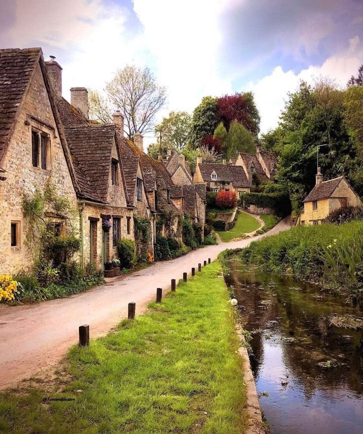 earthwhisperss's tweet photo. Cantuburry, England https://t.co/PlIkVld4Ln