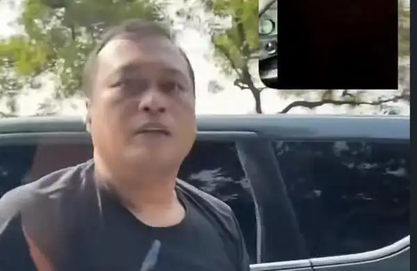 karirfess's tweet photo. Bayangin, pelaku kecelakaan nawarin Rp50 juta buat ganti rugi. Tapi korban malah bilang, "Nggak usah, proses hukum aja!" 😂

Harusnya mikir..
Rp50 juta emang kecil buat orang yang bisa beli Mini Cooper. Buat dia mungkin cuma "uang saku" akhir pekan. 

Pelajaran buat kita semua..
- Jangan sok jagoan di jalan, apalagi masih pakai LC GC.
- Kadang korban nggak butuh uang, yang dibutuhin adalah keadilan dan efek jera biar nggak ada korban berikutnya.
- Rp50 juta itu cukup buat DP rumah subsidi, tapi kalau prinsipnya diinjak, duit segitu nggak ada artinya.

Di jalan raya, mending rendah hati daripada harus bayar mahal buat kesalahan. Korban kali ini pilih hukum, bukan duit. Respect sih!