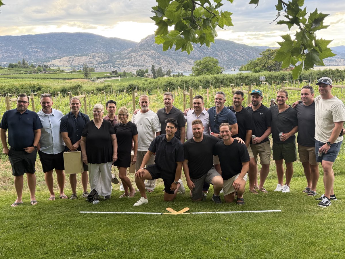 VernonVipers's tweet photo. Your ‘08-‘09 & ‘09-‘10 Vernon Vipers were inducted into the BC Hockey Hall of Fame last night in Penticton. Check it out! ❤️ #bchl #vernonvipers #bchhof https://t.co/e55xUt3h45