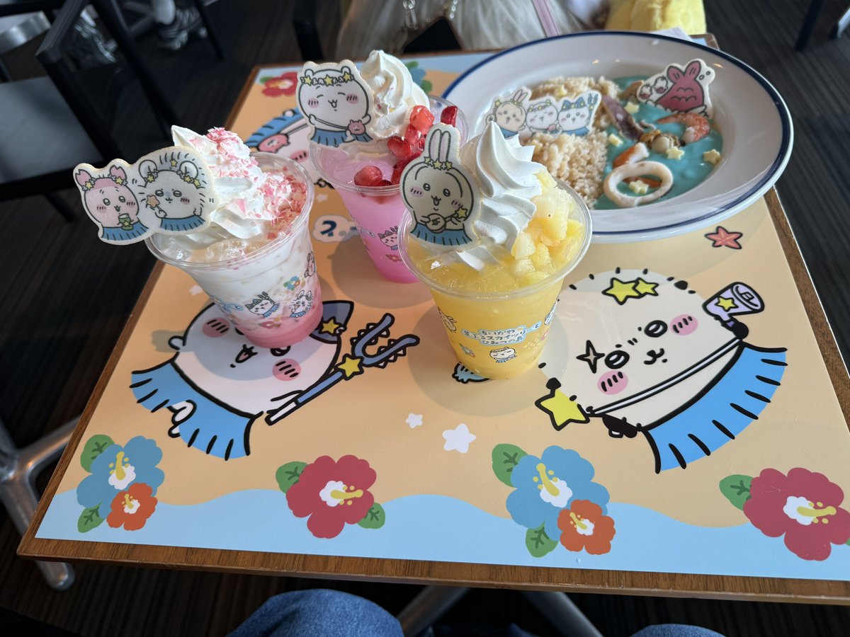 morimotoshoji's tweet photo. 「スカイツリーがちいかわとコラボしてるやつ」同行依頼。同行予定だった人が仕事で来れなくなったとのこと。グッズを買うにはカフェで8000円以上注文する必要があるだかで、おもにエクストラ胃袋として役立てられた。コラボカフェはドリンクの上のホイップがいつもややキチい https://t.co/7N7Ow1D7p3
