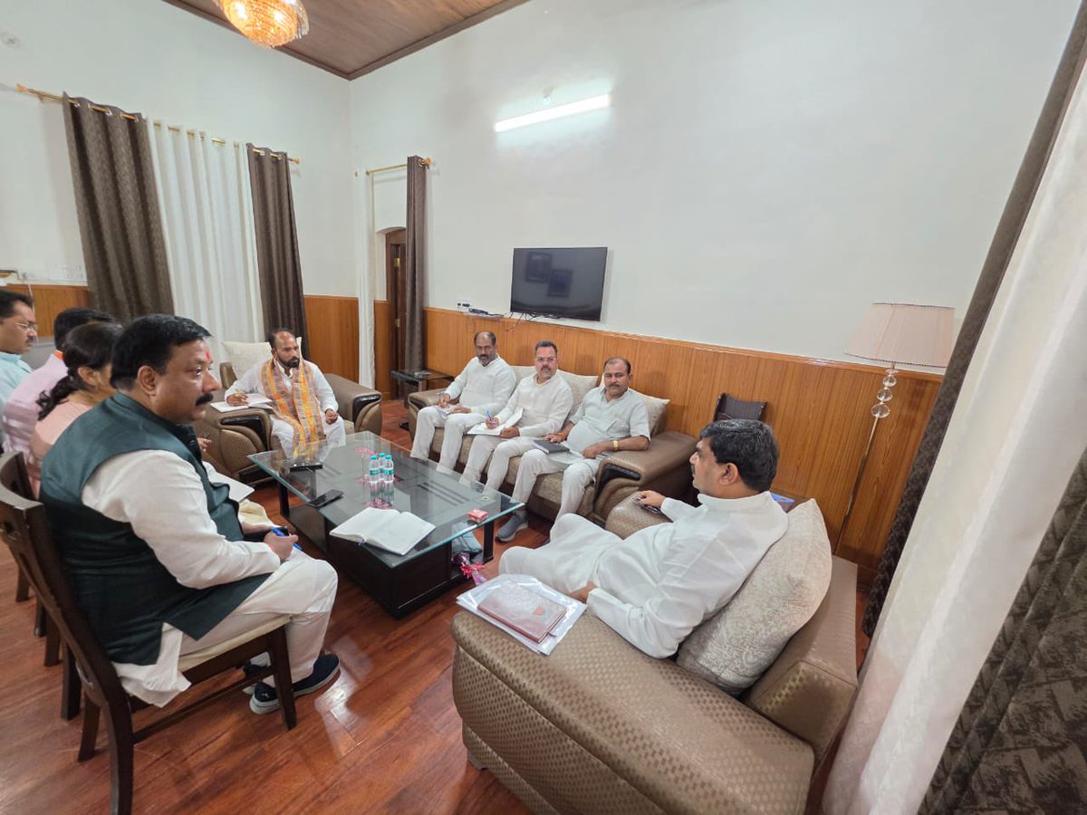 idharampalsingh's tweet photo. बरेली सर्किट हाउस में क्षेत्रीय अध्यक्ष श्री पूरनलाल लोधी जी एवं बरेली कमिश्नरी के सभी जिला अध्यक्षों के साथ संगठनात्मक बैठक किया।

#BJPRuhelkhand #BJPUP #NarendraModi https://t.co/HZ3MkXhNQZ