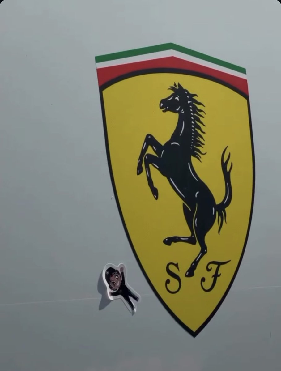 MercedesAMGF1BR's tweet photo. 🚨 | A Mercedes colocou um adesivo do Kimi Antonelli na van da Ferrari que estava em Goodwood. https://t.co/7PNzkxrvYz