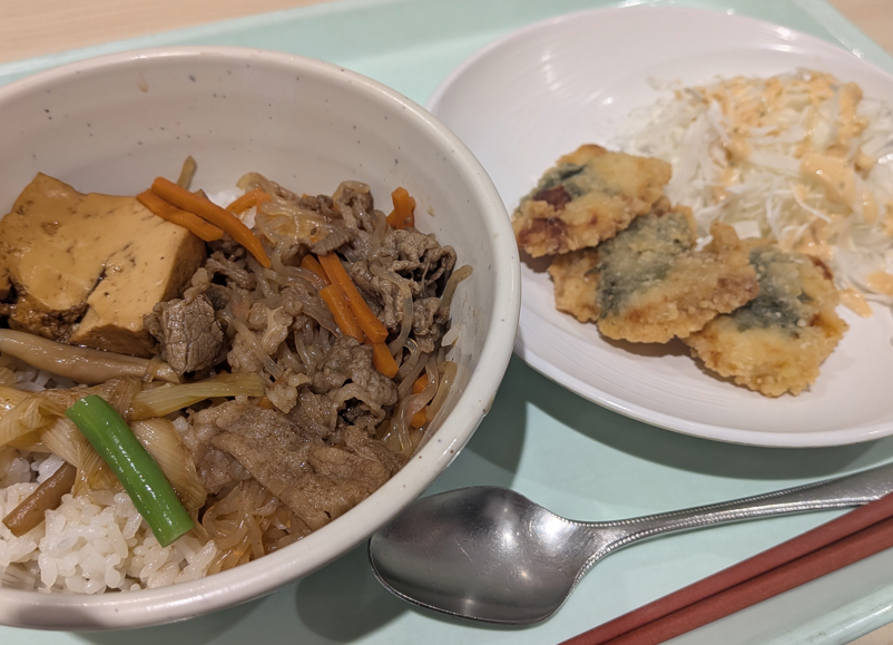 PanasonicHIKONE's tweet photo. こんにちは！           
今日の #ランチ は 【すき焼き丼】でした！    
すき焼きの風味が広がり、ご飯がどんどん進みました😋         
午後も頑張っていきましょう！         
#社員食堂 #社食 #彦根市 #パナソニック https://t.co/SYx2e0y2vA
