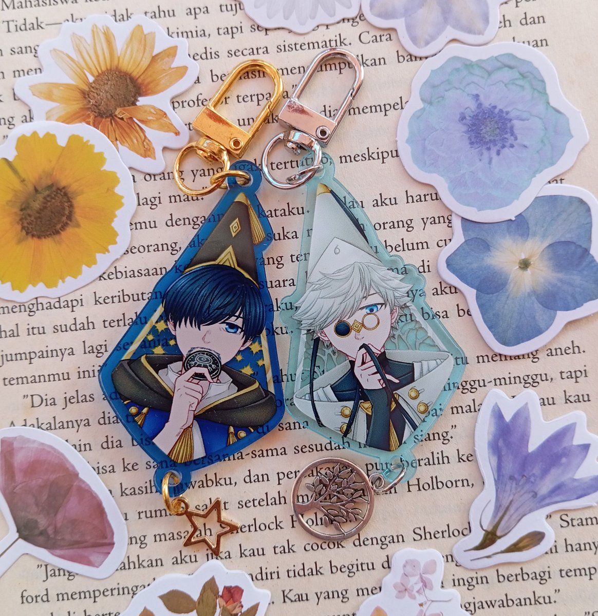 ylge_'s tweet photo. Happy first day of Orufrey week lol 

I haven't drawn anything so here are sample keychains my manu sent me a few days ago!! They will be available for OTS Cocoma 5 next Sept!

#olruggio #qifrey #MyWitchHatAtelierArt #WHA https://t.co/psYqNouzhb