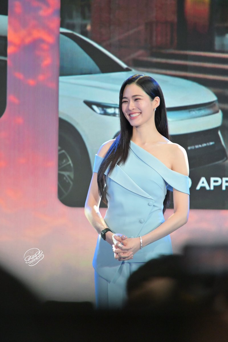 rayorangecat's tweet photo. Innovation feels warmer, brighter, and more inspiring through Lingling Kwong’s presence. ✨

LINGLING 1ST PRESENTER BYD
#BYDSEALION5DMixLingLingKwong
#หลิงหลิงคอง #linglingkwong
@linglingsirilak https://t.co/pvNnRg1NkB