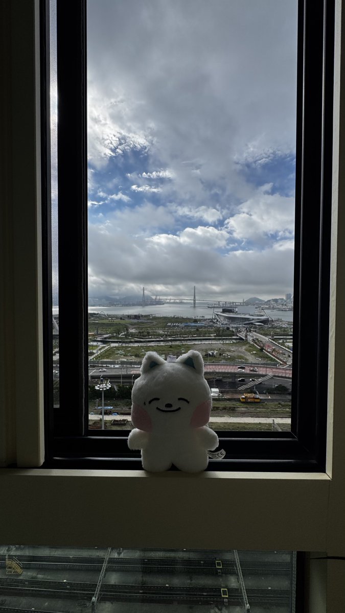 jencheolst's tweet photo. Our Airbnb view dekat Busan… RM125.91 per person and this is what we got.
Love do ohhh 😭🫶🏻

Paling penting dekat gila dengan Busan Station, this airbnb located literally belakang station and you can see train track line dekat bawah tu https://t.co/VdKOjmDFIX