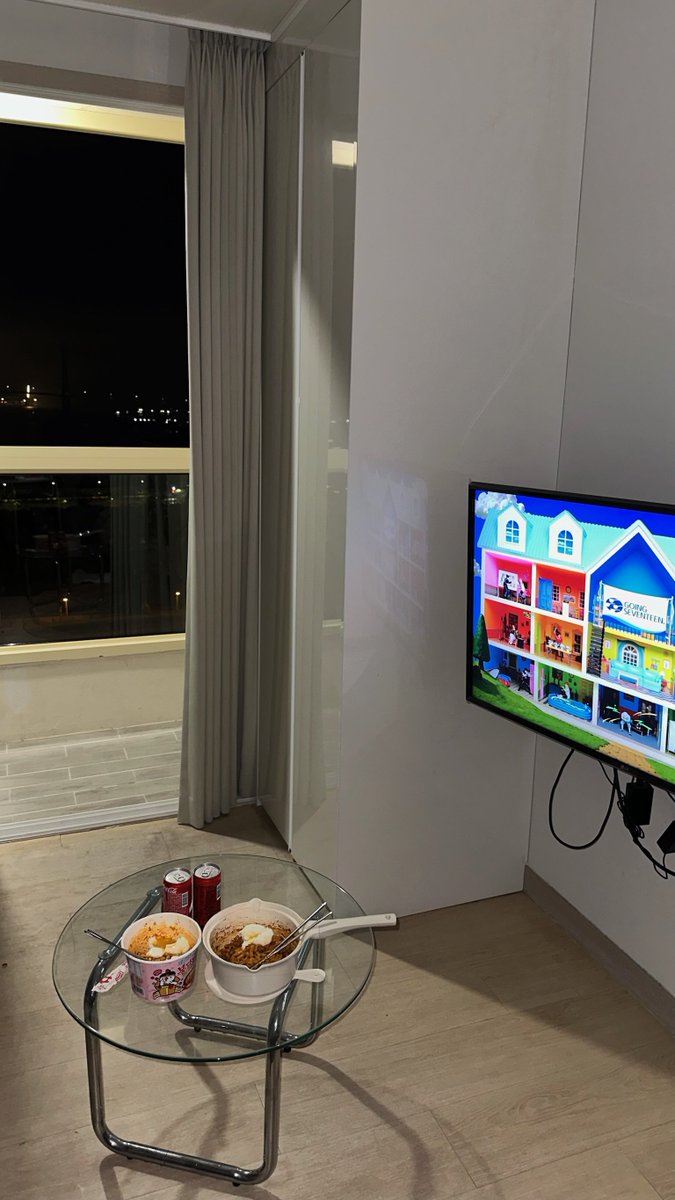 jencheolst's tweet photo. Our Airbnb view dekat Busan… RM125.91 per person and this is what we got.
Love do ohhh 😭🫶🏻

Paling penting dekat gila dengan Busan Station, this airbnb located literally belakang station and you can see train track line dekat bawah tu https://t.co/VdKOjmDFIX