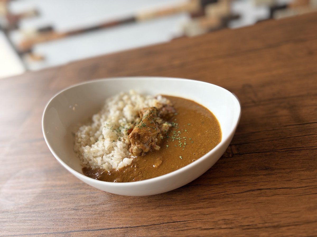 INTERbar_X's tweet photo. きまぐれカレー🍛
￥1200-
今回のきまぐれカレーは、初のチキンカレーをご用意しております♪
骨付きのチキンを入れておりますが、スプーンでもホロホロと召し上がって頂けるく���いしっかり煮込んでおります。
⁡是非、1度お召し上がりください
#方南町 #ランチ #昼飲み #チキンカレー #カレーライス https://t.co/5tKI9xpe1v