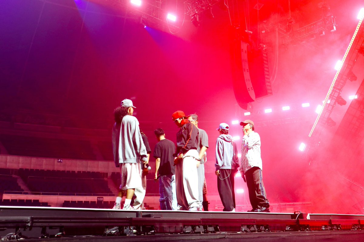 NAGILIW's tweet photo. [📸] 260713

Kak Jim dan ALAMAT waktu rehearsal! 😍

ALAMAT SA OPM CON
#ALAMAT #PUREGOLDxALAMAT
#PuregoldOPMConGenerations2026 https://t.co/nMDFztBVCT
