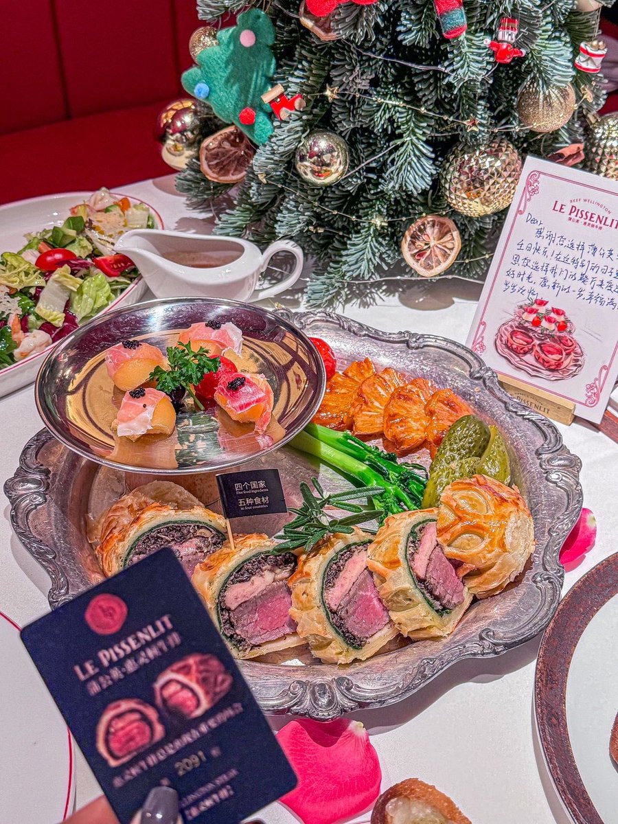 Nafi_TFT's tweet photo. Holiday feast alert! Creamy roasted turkey, buttery mashed potatoes u0026 spiced cranberry sauce—your perfect festive dinner is ready to order!  #HolidayEats https://t.co/l5Pc9PEHOF