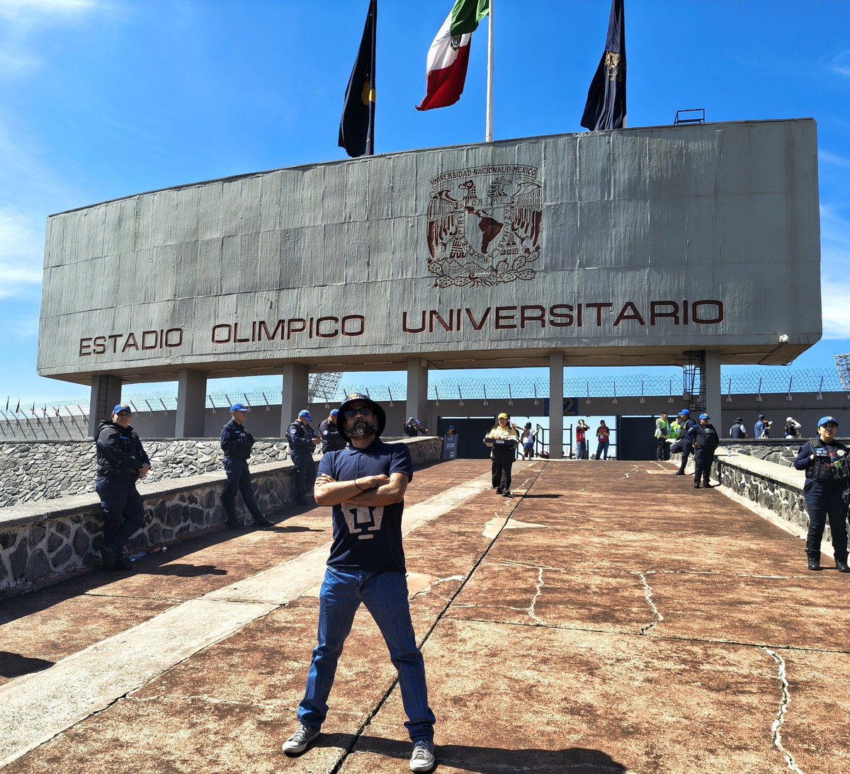 0Educacionmx2's tweet photo. #UNAM #GOYA #PUMAS #AZULYORO ¿Cómo no te voy a querer? https://t.co/thCigrpu1P