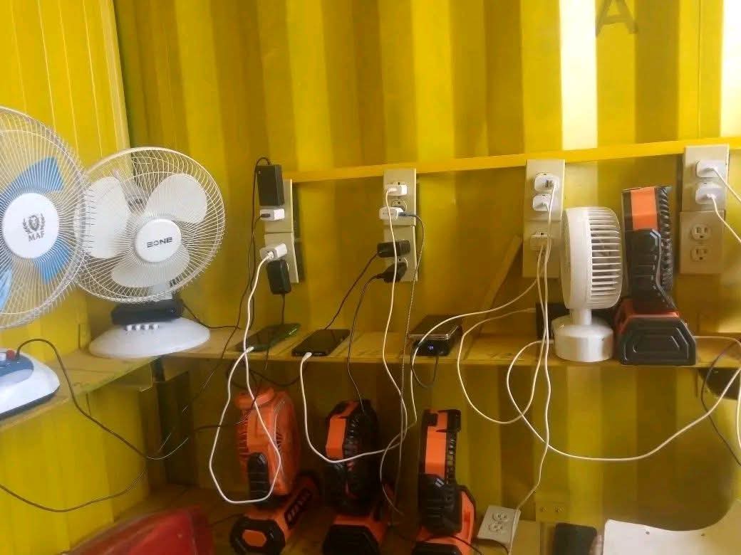 Yusdania_NP's tweet photo. Primer Centro Comunitario de carga y servicios en el municipio de #Imias con fuentes renovables de energía, siempre en busca de alternativas ante la situación energética q vive hoy nuestro país. #VeranoConMiGente #GuantánamoNoSeDetiene https://t.co/2quj40q59H