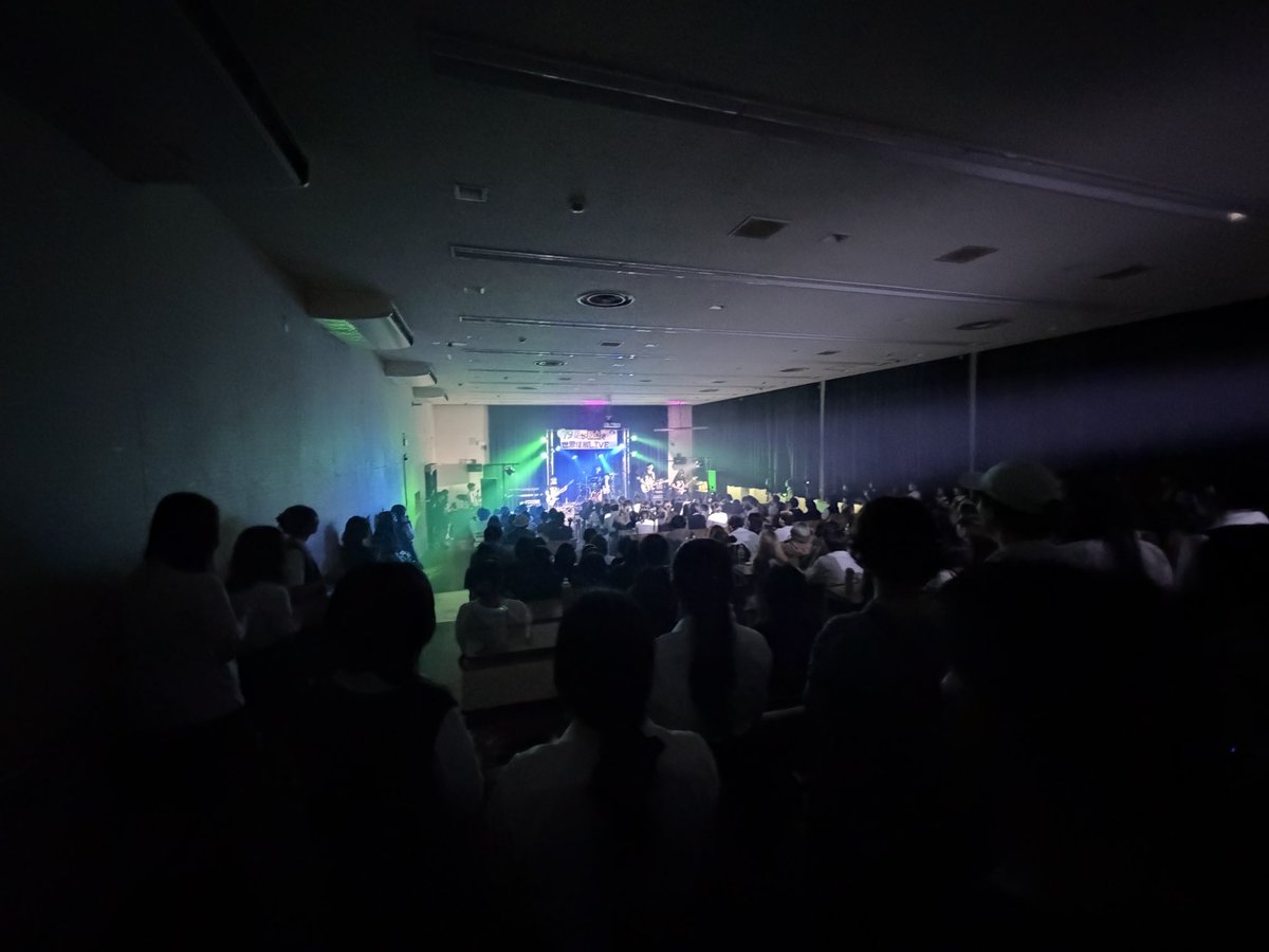 SATSUMA3042's tweet photo. 昨日は桜塚高校の79期生の引退ライブを観に行ってきました✨最初から最後まで感動で涙が止まらず😭3年間部活に情熱を注いできたんだと思う最高のライブでした🔥オーディエンスもOBをはじめ、1.2年生の後輩たち200人以上で埋め尽くされてました。またこの中からアーティストが誕生して欲しいと心から思いました❗️