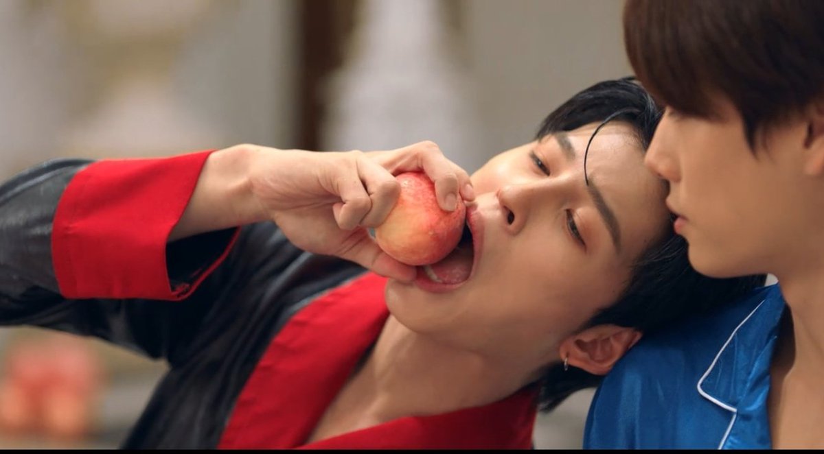 _pXpwXpp_'s tweet photo. Khu Thee's diet only contains peach 🍑✨ 
#PeachAndMeSeries https://t.co/yyEymA2gmA