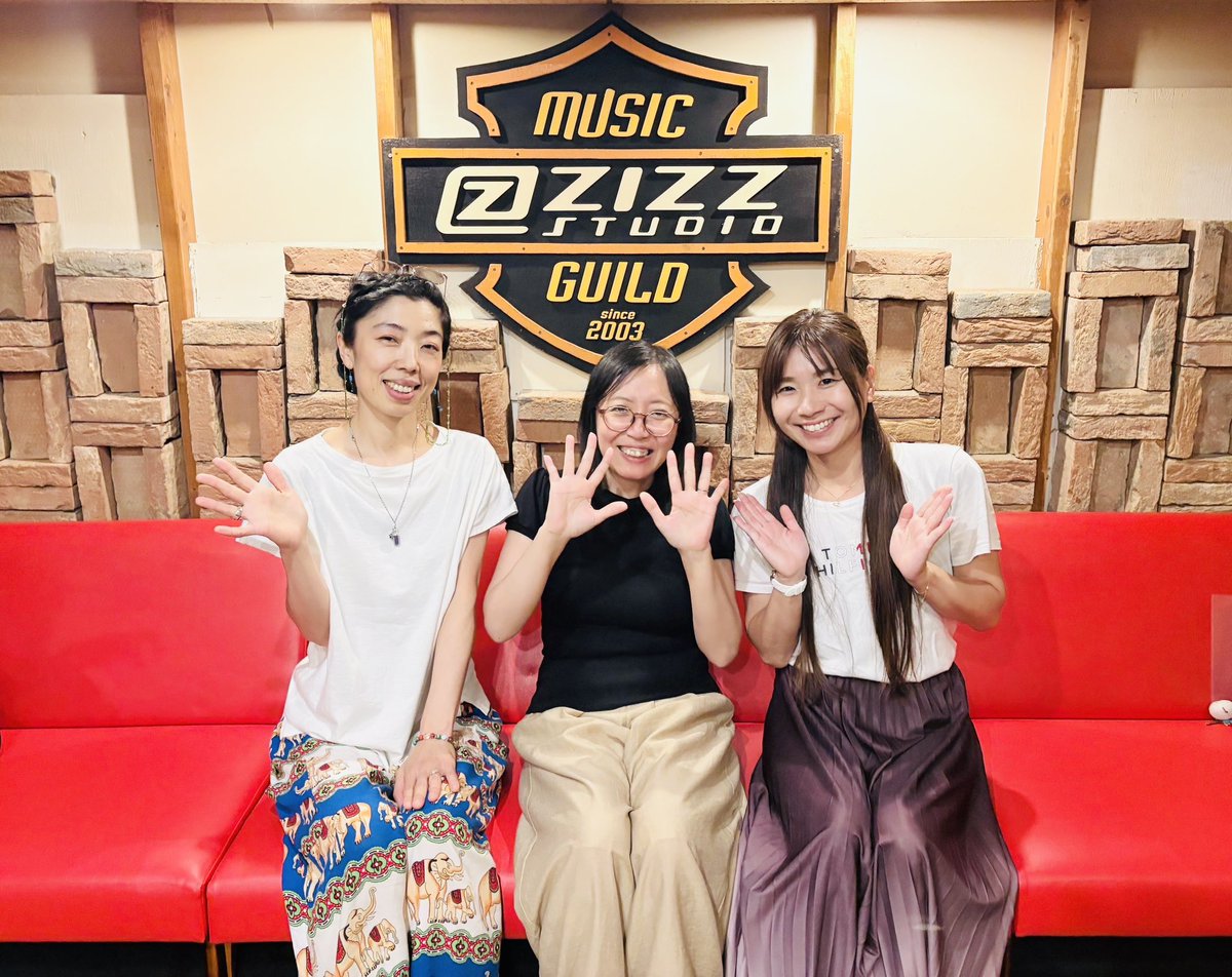 eikoshimamiya's tweet photo. ZIZZ-STUDIOさんで白川郷フェス打ち上げライブの記念曲「High Five」のレコーディング無事終了の東京チーム。
磯江さんありがとうございました🙏 https://t.co/kQWbbQuAdL