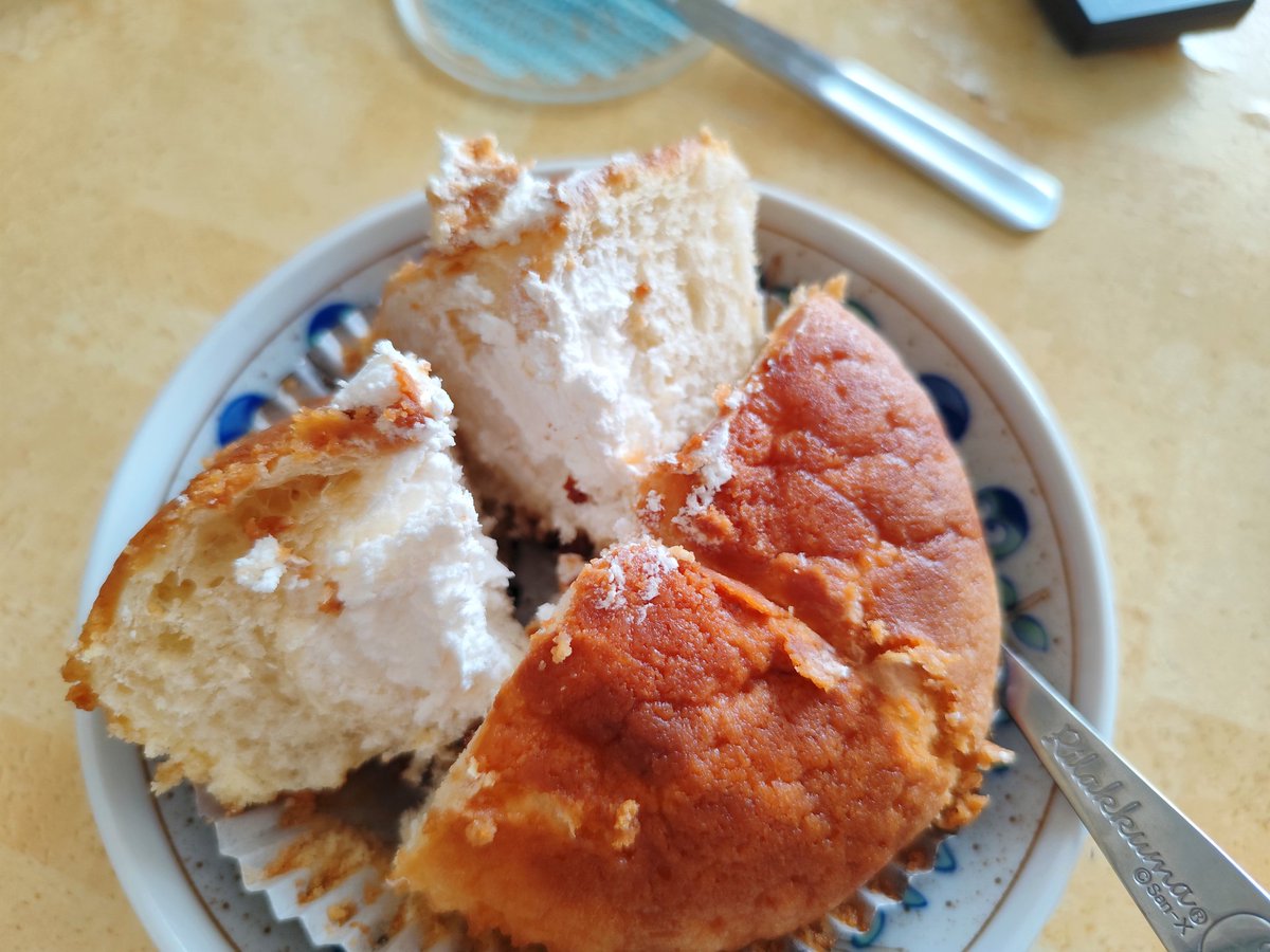yuuki_pudding's tweet photo. 朝���らローソン朝食祭

バターホイップメロンパン
中にぎゅっってホイップつまっててびっくりした！ほんとに背徳ぅ… https://t.co/XrcTD5BNBk