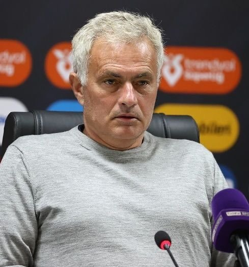 icardo8's tweet photo. José Mourinho sobre Argentina llegando a las semifinales de la Copa Mundial de la FIFA.

🗣️ «Esto es lo que define a los grandes equipos de torneo. No tienes que ser brillante en cada minuto de cada partido, tienes que sobrevivir a los momentos difíciles, mantenerte mentalmente fuerte y aprovechar tu oportunidad cuando llegue. Argentina hizo exactamente eso esta noche.

«La gente analizará el rendimiento y dirá que Suiza les causó problemas, y eso es cierto. Pero el fútbol de eliminación directa no se trata de puntos por estilo. Se trata de carácter, disciplina y encontrar una manera de ganar cuando la presión está en su punto más alto. Los campeones entienden eso.

«Y Lionel Messi... una vez más, influyó en el partido cuando su equipo más lo necesitaba. Los mejores jugadores no siempre dominan cada minuto, pero siempre dejan su huella en las ocasiones más importantes. Por eso sigue marcando la diferencia.

«Ahora todos los equipos restantes deberían prestar atención. Argentina ha llegado a otra semifinal de la Copa Mundial porque saben cómo competir cuando todo está en juego. Una vez que un equipo como este construye impulso y comienza a creer, se vuelven increíblemente difíciles de detener. Están a solo dos victorias de levantar el trofeo más grande del fútbol, y nadie debería subestimarlos.»