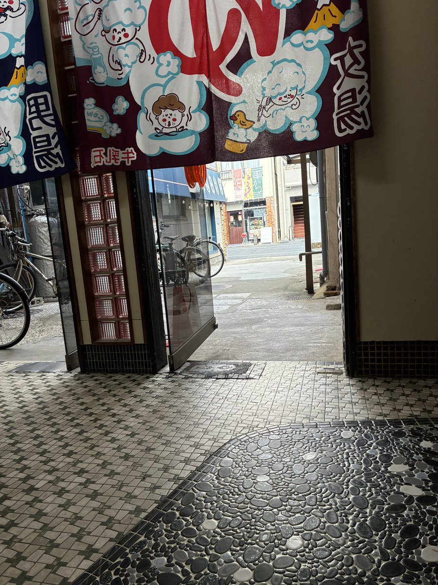 wasabi_moch's tweet photo. おはようございます(*^^*)昨日超レトロな銭湯に行ってきました。あたたかい温もりを感じる風情のある♨️さんに癒されました😊もちろん風呂上がりはビン牛乳です🫙😆🤣😁 https://t.co/UrqMVwq2wo