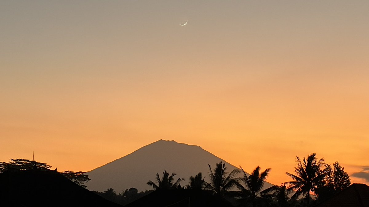 coraliabali's tweet photo. Senin #ubud

Bulan sabit pas terlihat di atas gunung agung dalam frame ini, serene vibe jadinya.

Semangat Senin semuanya, full gasss sebelum slow down buat weekend. https://t.co/q6OfOj3kOR