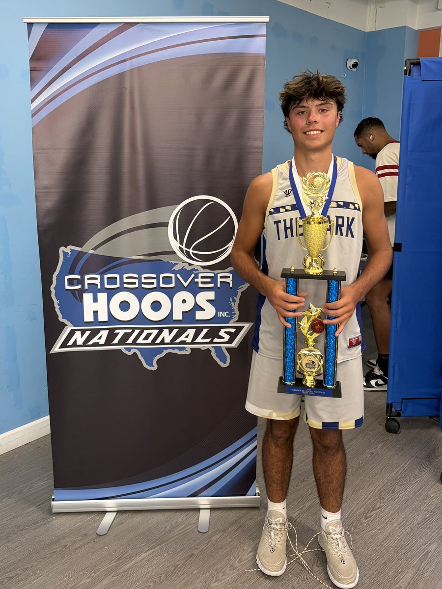 BraydenLarkin1's tweet photo. 2026 Crossover Hoops Nationals Tourney Champs! https://t.co/F0Gg7smDd6