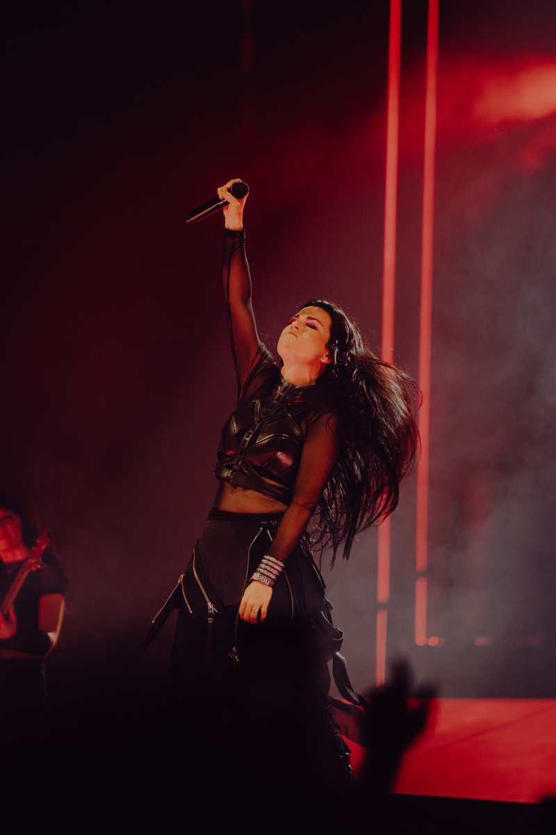 evanescence tweet picture