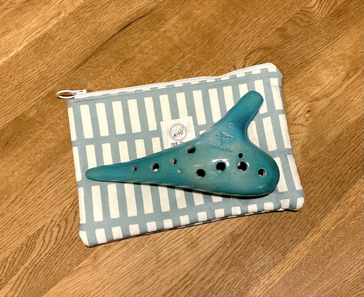 53Furu's tweet photo. 週末は、京都オカリナ茶菓奏会に🍵
主催のご夫妻のお人柄が伝わる、とてもとてもあたたかなオカリナイベントです♫
物販ブースには、気になっていた風花オカリナさん。新商品？の『雫』を試奏したら、とっても心地よい吹奏感で、優しい音色が。。
お、お持ち帰りしてしまった🤭🍀 https://t.co/FcrCJUlkv4