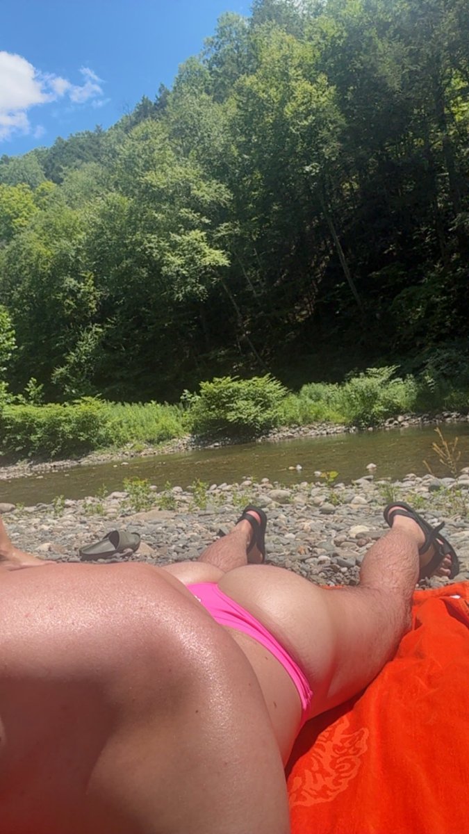 slvttymain's tweet photo. Suns out. https://t.co/QQ2QwuVCeF