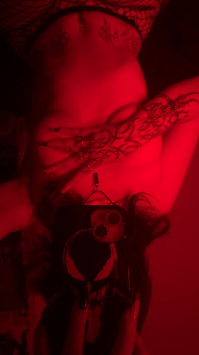 chl03ll's tweet photo. It’s soooo hot in the UK at the moment, can’t sleep 🙄🖤
#nsfwtwt #latenights #summerangel #altgirls #egirl #sluts #tattooedgirls #contentcreators https://t.co/m5XykTzN0m