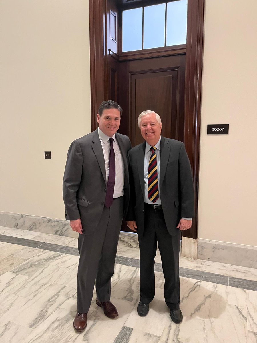 PinzonBueno's tweet photo. Senator Lindsey Graham @LindseyGrahamSC was a great friend and partner of Colombia 🇨🇴
From his permanent support to Plan Colombia, to our bipartisan security strategy, to the National Guard agreement with South Carolina.
We will miss his full commitment to defend freedom worldwide. Condolences to his family and friends.
—-
El Senador Lindsey Graham fue un gran amigo y socio de Colombia 🇨🇴 
Desde su apoyo permanente al Plan Colombia, a nuestra estrategia bipartidista de seguridad, hasta el acuerdo con la Guardia Nacional de Carolina del Sur.
Extrañaremos su compromiso total con la defensa de la libertad en todo planeta. Condolencias a su familia y amigos.