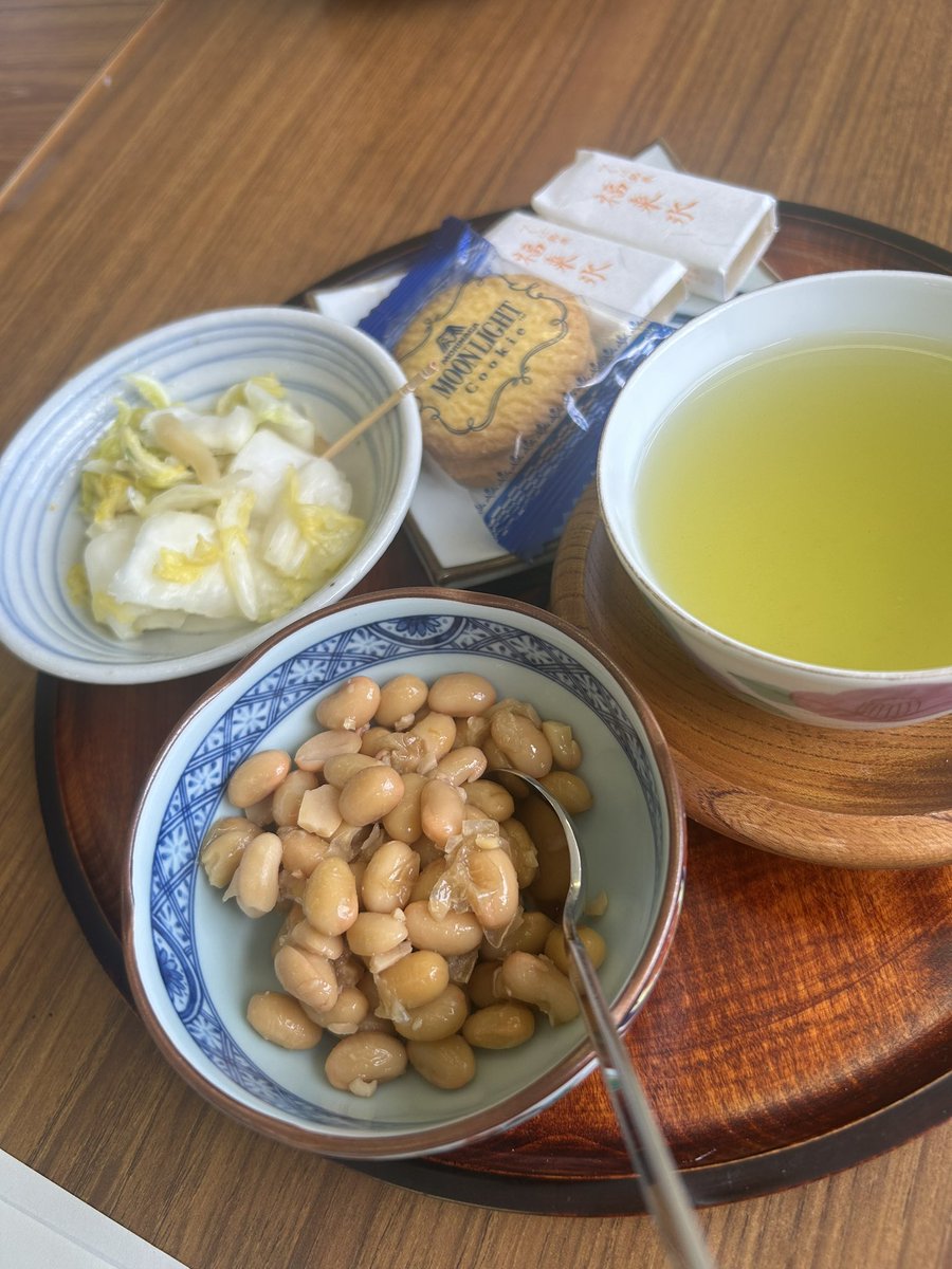 seisyokyo99's tweet photo. 大町句会のお茶。

大豆を甘辛く似てくださった。 https://t.co/opZmSjF47T
