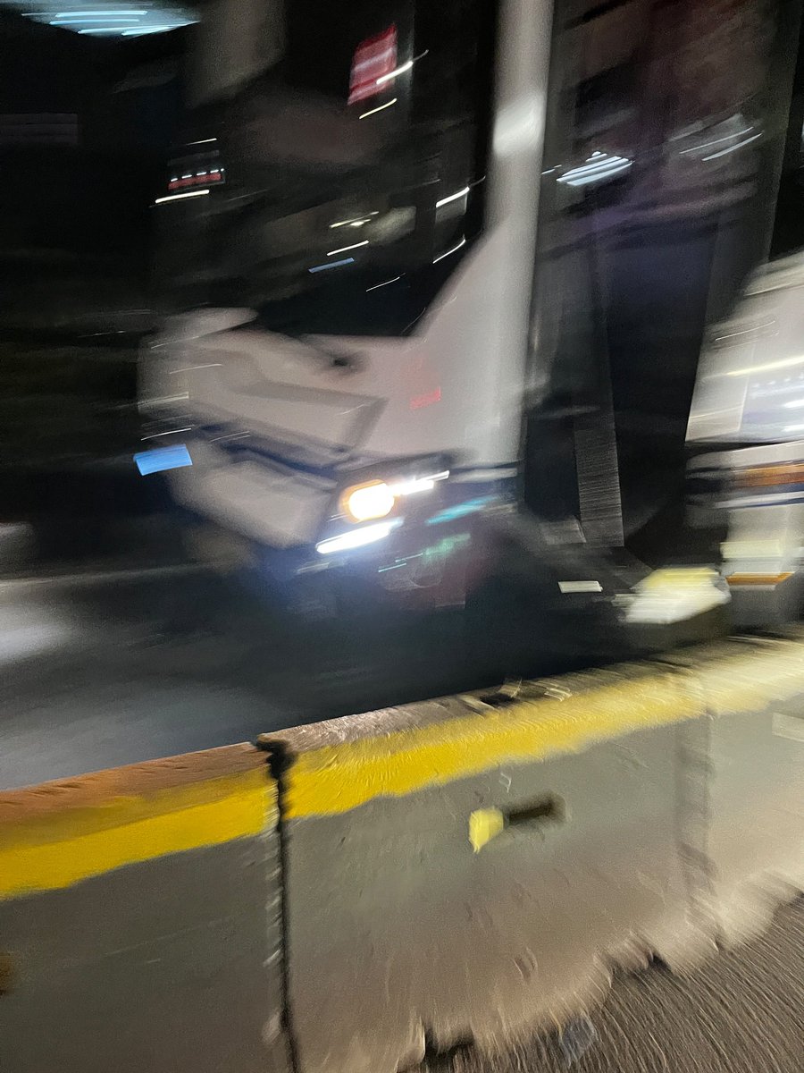 thereds584's tweet photo. @PT_Transjakarta Pukul 05.24 tadi sebelum halte ciliwung https://t.co/79hflRltY2