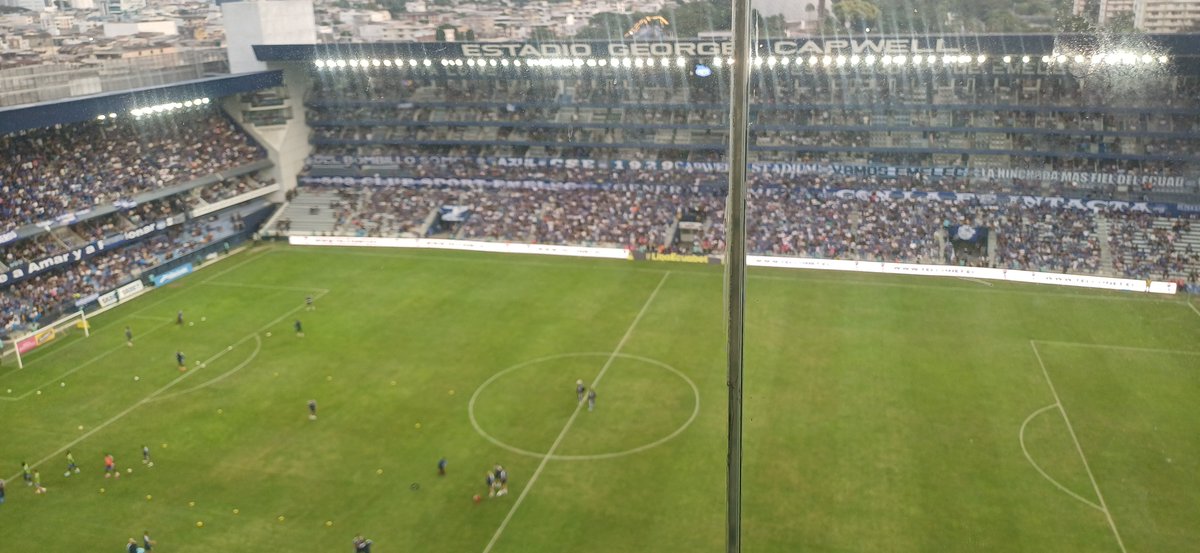 GpachecoR17's tweet photo. Clásico del Astillero, lo que se sabe hasta el momento:

#BarcelonaSC sufrió actos de vandalismo al llegar al estadio Capwell.

BSC pidió no jugar, Liga Pro rechazó el pedido.

BSC no salió a hacer el calentamiento.

Emelec dejó de calentar en la cancha.

Probablemente se juegue. https://t.co/ZrJLzMlBQX