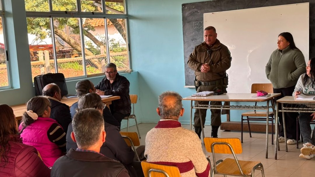 Carab_Maule's tweet photo. Carabineros de #Sauzal de #CAUQUENES participó en una Reunión con la JJ.VV del sector #Tapihue; en la que trataron temas preventivos para evitar delitos de abigeato y otros ilícitos relacionados, como robos o hurtos.
Comprometidos con la comunidad 💚👮👭. https://t.co/uiOuHNqwEx