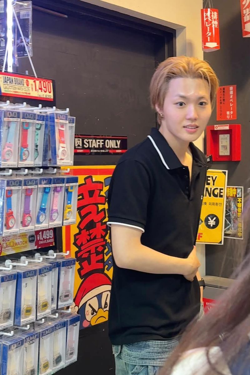 urminenimyours_'s tweet photo. OP (who isn’t a K-pop fan) met #Doyoung while working a part-time job

They complimented Doyoung on how good his Japanese was. He was buying Salonpas (or something similar), but he’d picked the type that wasn’t so good, so OP recommended a better one, and he actually switched to it🥹

But since OP didn’t know which idol he was, they asked Doyoung if he was from BTS. 🥹 The photo is Doyoung’s reaction after being asked that. (OP also apologized for not knowing much about K-pop)

©️ kuan0426 (threads)